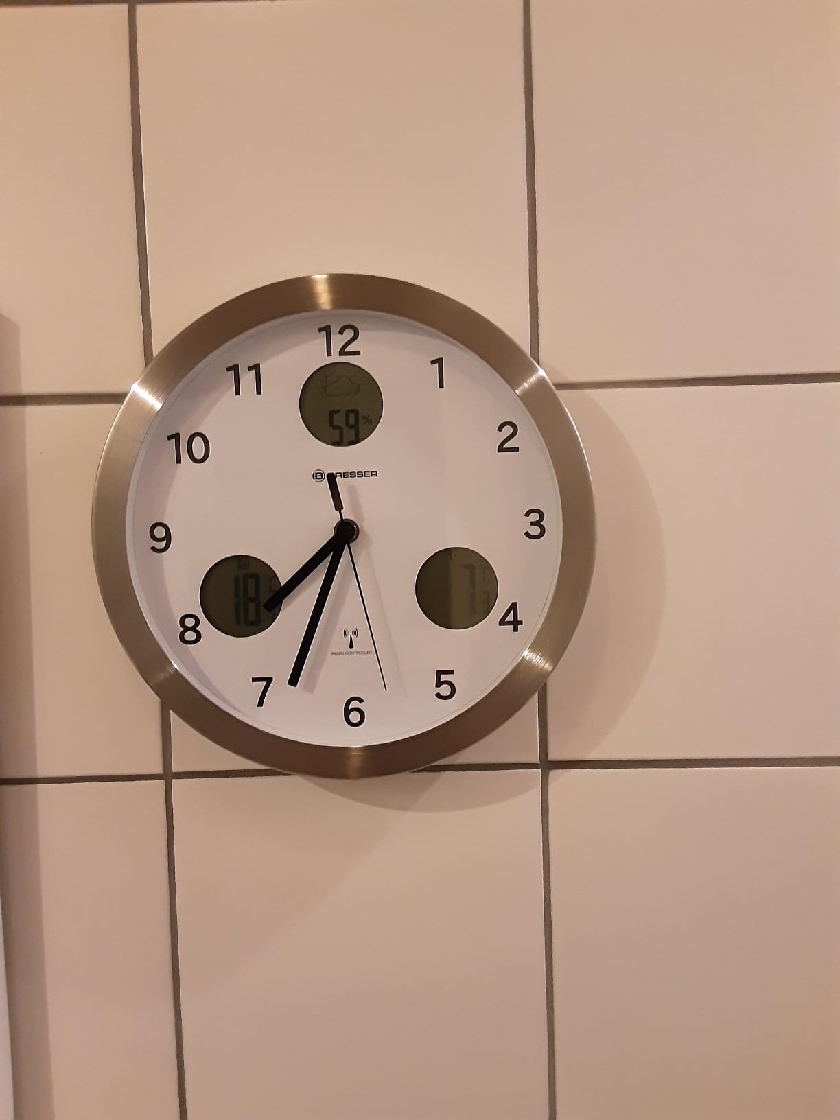 Verlässliche Funk-Wanduhr mit sinnvollen Zusatzwerten für den Alltag zu Hause