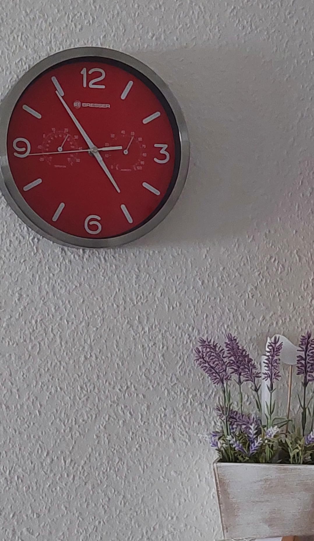 Solide Wanduhr mit Extras