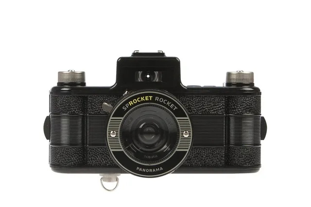 lomography-sprocket-rocket-35mm-panorama-kamera-superweitwinkel image 1